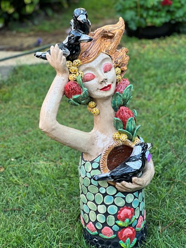 Magpie Queen Garden Dweller